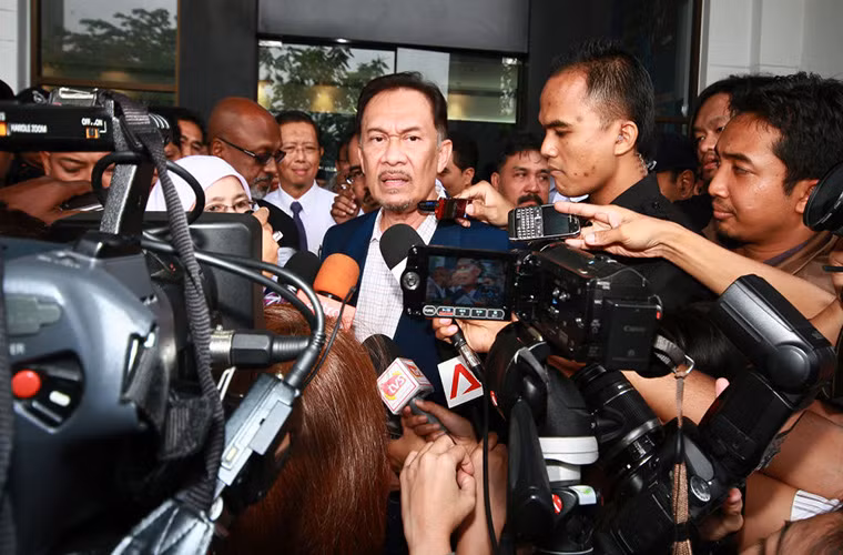 Lãnh đạo phe đối lập Malaysia Anwar Ibrahim (trung tâm) bị bắt hồi năm 2008 với cáo buộc tấn công tình dục một trợ lý nam của ông này. Được biết, Anwar lĩnh án 5 năm tù.