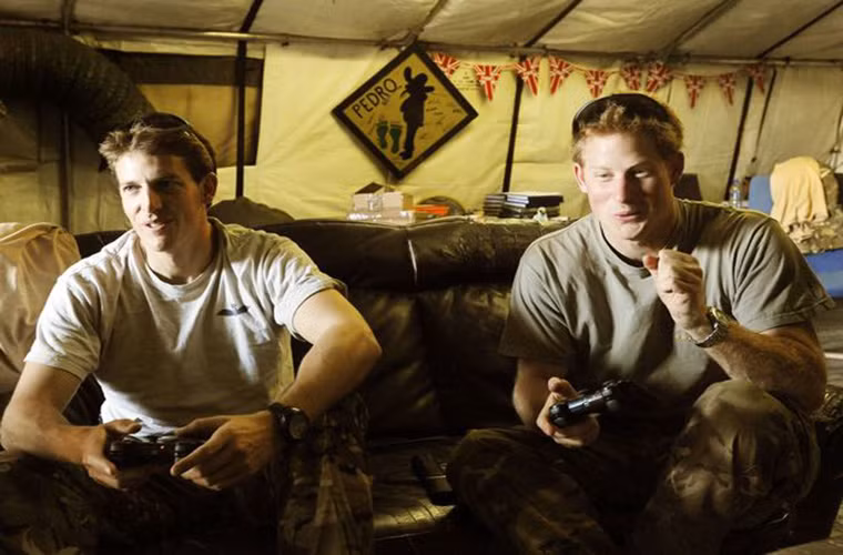 Hoàng tử Harry và phi công Simon Beattie trong doanh trại năm 2012.