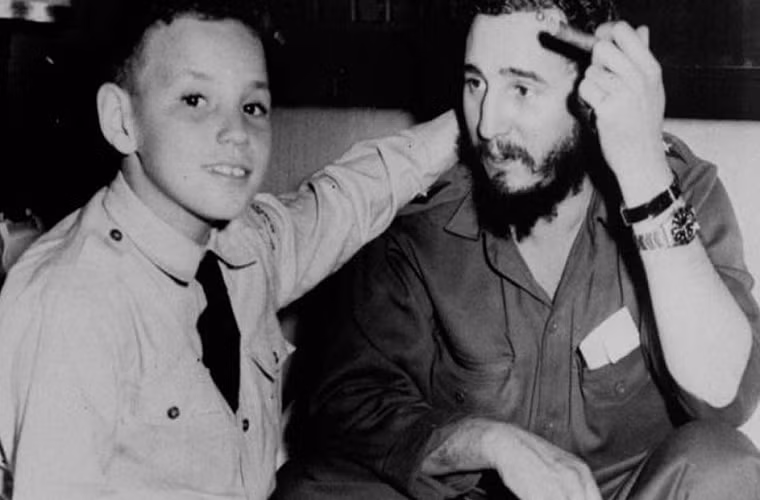 Fidel Castro và con trai Fidelito tại Khách sạn Hilton ở thủ đô La Habana ngày 14/2/1959.