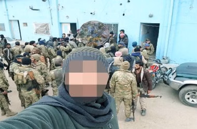 Phóng viên Mete Sohtaoğlu cho biết thêm, lực lượng Lá chắn Euphrates (ES) và Quân đội Syria Tự do (FSA) do Ankara hậu thuẫn đã sẵn sàng và chỉ chờ lệnh tấn công Các đơn vị Nhân dân người Kurd (YPG) ở Afrin. Ảnh: Twitter.