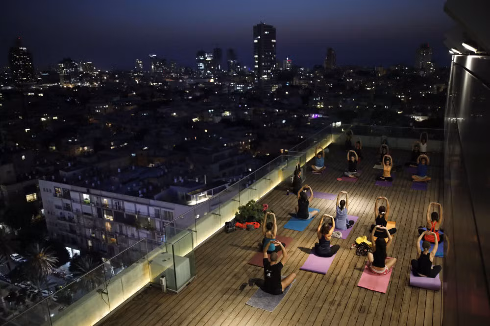 Lớp học yoga trên sân thượng của một tòa nhà ở Tel Aviv ngày 19/10/2017.