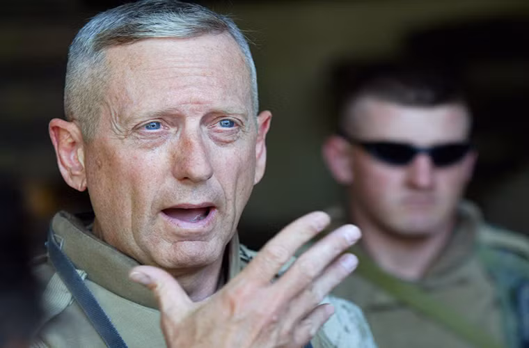 Tướng Mattis phát biểu trước báo giới ở Fallujah, Iraq, ngày 14/4/2004.