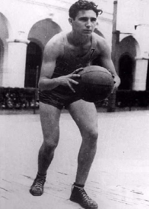 Lãnh tụ Cuba Fidel Castro rất thích chơi bóng rổ thời trẻ. Ảnh chụp Fidel Castro chơi bóng rổ hồi năm 17 tuổi.