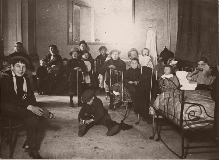 Rất nhiều người tị nạn Belarus trú ngụ trong rạp xiếc ở thủ đô Paris năm 1914.