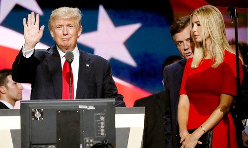 Ông Donald Trump phát biểu trong một sự kiện tranh cử năm 2016, bên cạnh ông là con gái Ivanka Trump - Ảnh: Reuters