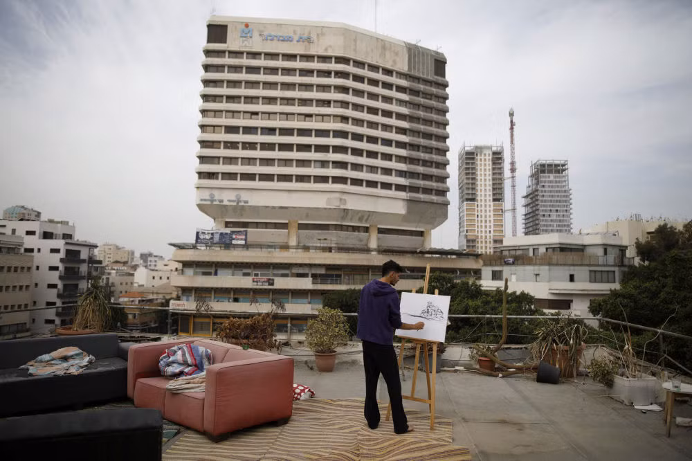 Đây là nơi làm việc của họa sĩ nghiệp dư Kobi Malul, 31 tuổi.