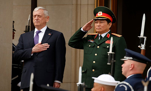 Bộ trưởng Jim Mattis đón Đại tướng, Bộ trưởng Ngô Xuân Lịch tại trụ sở Bộ Quốc phòng Mỹ hồi tháng 8/2017. Ảnh: Reuters.