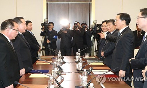 Các quan chức Triều Tiên - Hàn Quốc trong cuộc đàm phán hôm 9/1. Ảnh: Yonhap