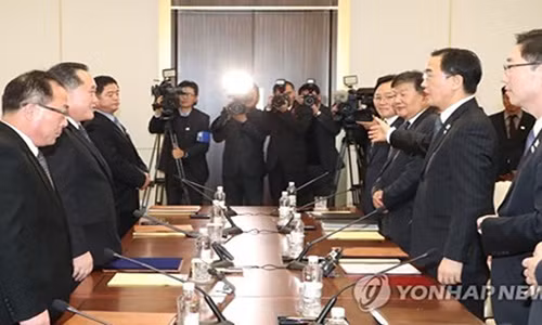 Các quan chức Triều Tiên - Hàn Quốc trong cuộc đàm phán hôm 9/1. Ảnh: Yonhap