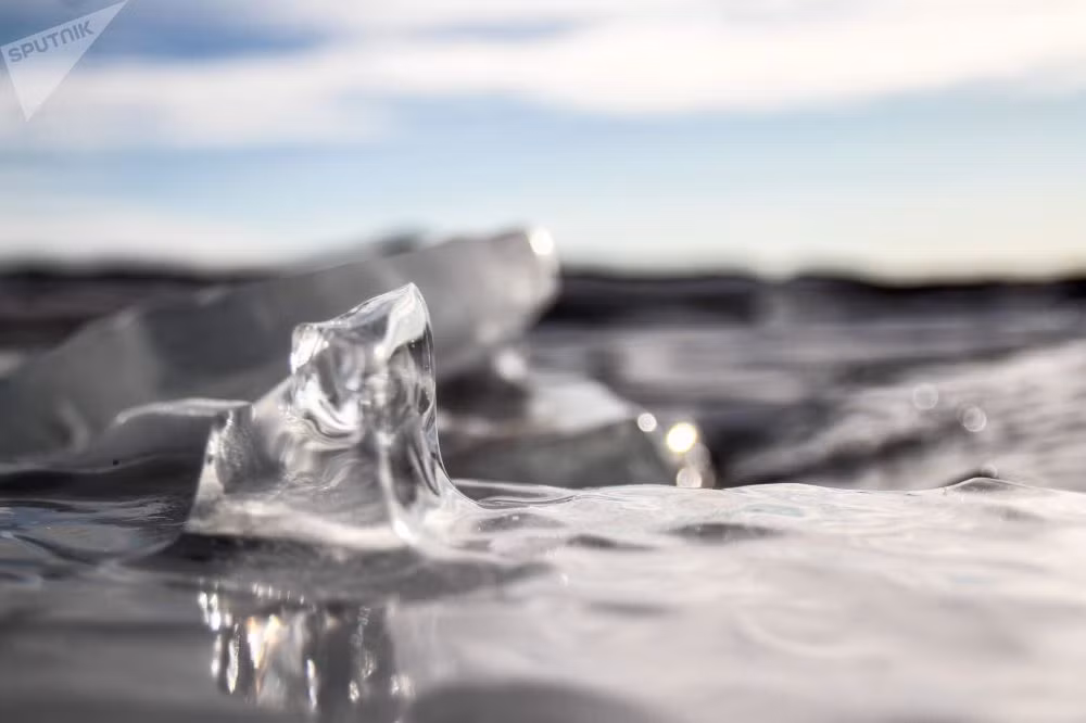Lớp băng dày bao phủ mặt hồ Baikal. Ảnh: Sputnik.