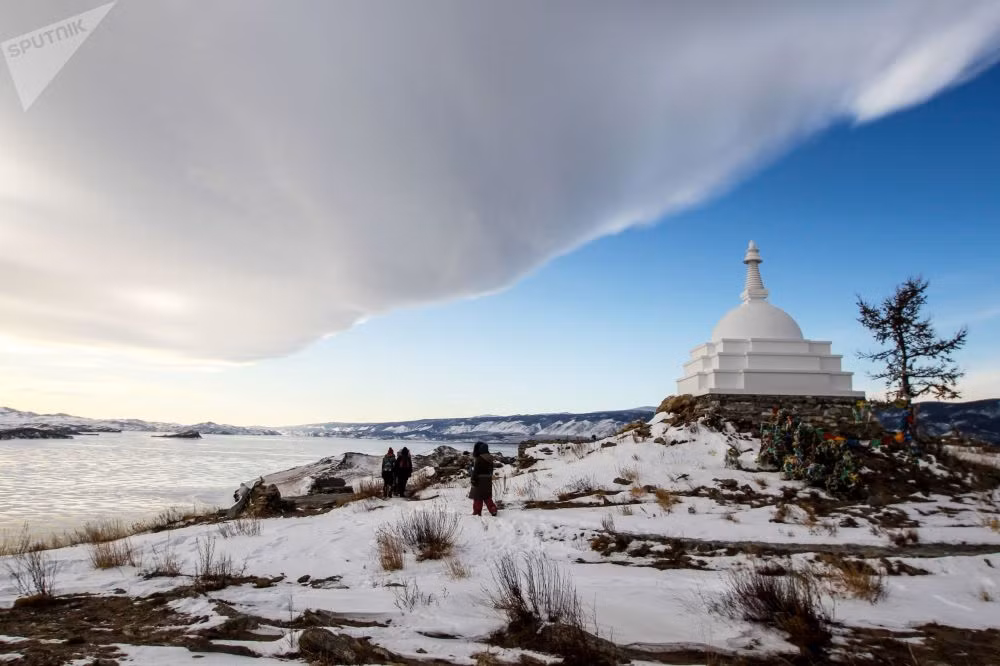 Hồ Baikal nằm ở phía nam Siberi thuộc Nga, giữa tỉnh Irkutsk ở phía tây bắc và Cộng hòa Buryatia ở phía đông nam. Ảnh: Bảo tháp Phật giáo ở khu vực hồ Baikal. Ảnh: Sputnik.