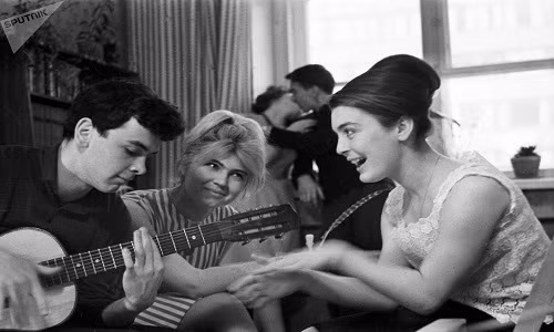 Các sinh viên đàn hát trong một bữa tiệc năm 1965 vào thời kỳ Liên bang Xô Viết. Được biết, 25/1 là Ngày lễ thánh Tatiana hay ngày hội truyền thống của sinh viên ở Nga. (Nguồn ảnh: Sputnik)