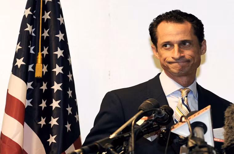 Nghị sĩ Dân chủ Anthony Weiner đã phải thông báo từ chức vào ngày 16/6/2011 do bê bối tình dục. Tháng 9/2017, cựu nghị sĩ này đã bị kết án 21 tháng tù với tội danh nhắn tin dụ dỗ trẻ vị thành niên.