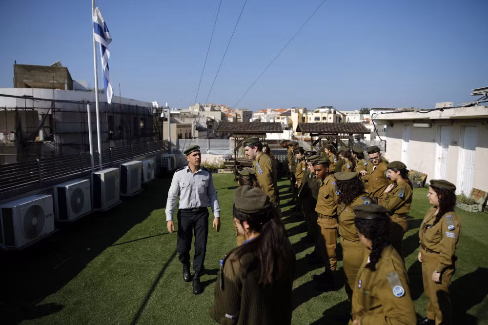 Một chỉ huy đang kiểm tra các binh sĩ trên tầng thượng của Đài phát thanh Galgalatz thuộc Lực lượng Phòng vệ Israel ở Tel Aviv ngày 7/1/2018.