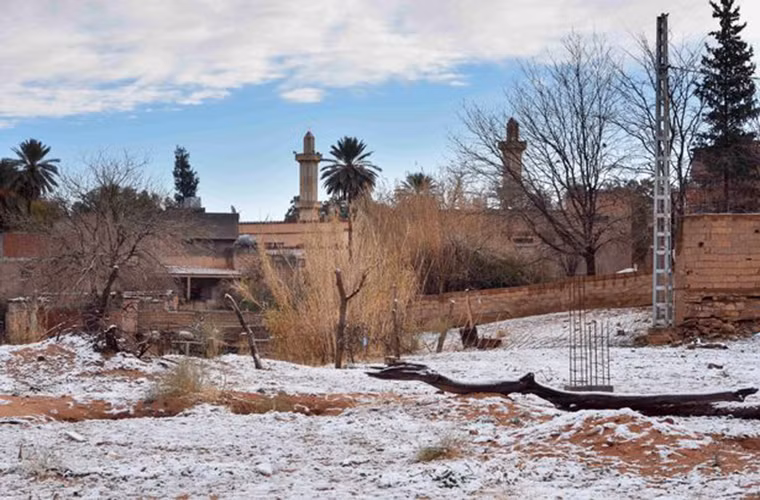 Hồi tháng 1/2017, mưa tuyết lại rơi ở thị trấn Ain Sefra. Nhiều em nhỏ thích thú làm người tuyết và chơi trượt tuyết trên những cồn cát trắng xóa trên sa mạc. Ảnh: Mirror.