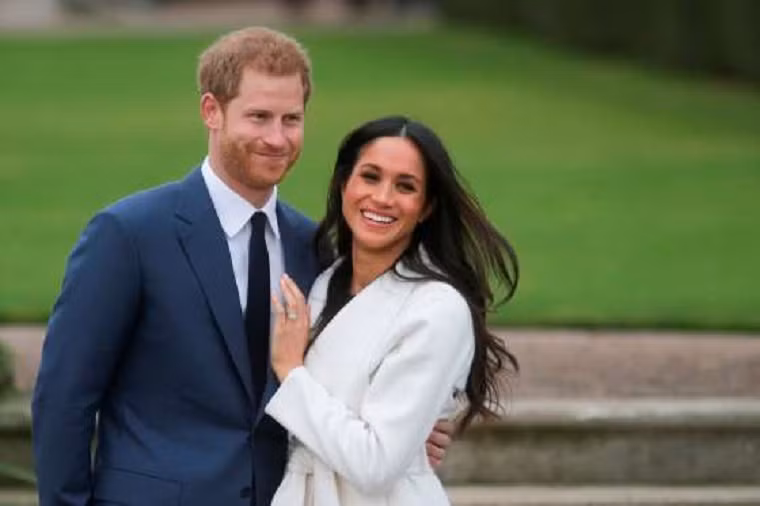 Hoàng tử Harry và hôn thê, nữ diễn viên người Mỹ Meghan Markle, tại vườn Sunken ở Cung điện Kensington, sau khi hai người thông báo lễ đính hôn năm 2017. Ảnh: Getty.
