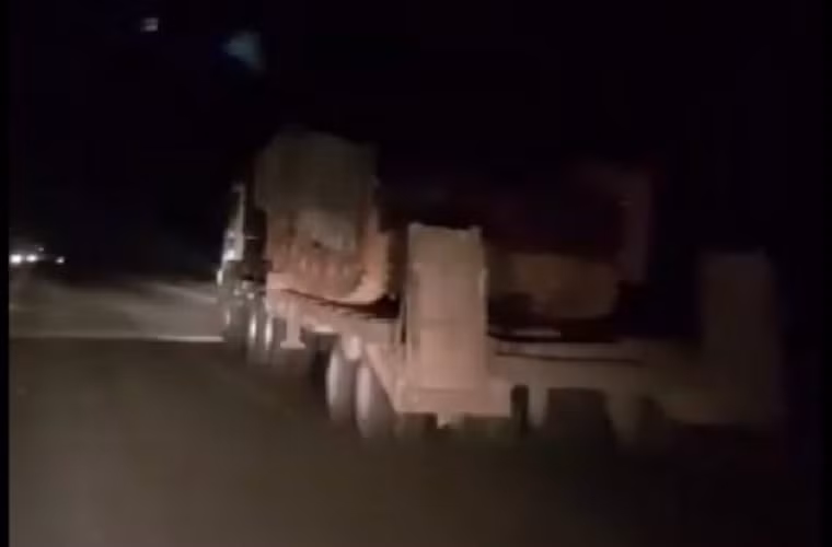 Trước đó, phiến quân HTS được cho là đã điều động thêm nhiều xe bom và lái xe "tử thần" tới tiền tuyến ở Đông Idlib ngay trong đêm tối 10/1. Ảnh: AMN.