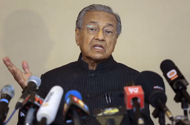 Ông Mahathir từng theo học tại Đại học Y King Edward VII Singapore (nay là Đại học Quốc gia Singapore). Sau khi tốt nghiệp đại học năm 1953, Mahathir tham gia chính phủ với tư cách là chuyên viên y tế. Ảnh: Malay Mail Online.