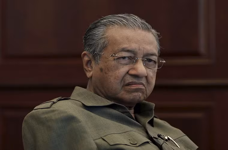 Ngày 15/9/1978, Thủ tướng Malaysia Tun Hussein Onn bổ nhiệm Mahathir bin Mohamad làm Phó Thủ tướng kiêm Bộ trưởng Bộ Công thương. Ảnh: The Straits Times.