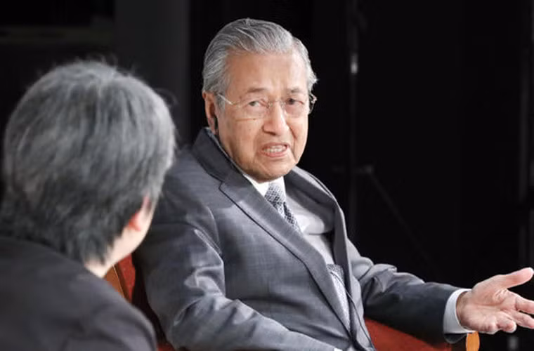 Sau khi mãn nhiệm Thủ tướng, ông tham gia vào Chính phủ với vai trò Cố vấn cho nhiều tập đoàn đa quốc gia của Malaysia như Petronas và Malaysia Proton. Dù vậy vị cựu Thủ tướng Malaysia 93 tuổi này vẫn có tiếng nói rất lớn trong chính trường Malaysia. Ảnh: Nikkei Asian Review.