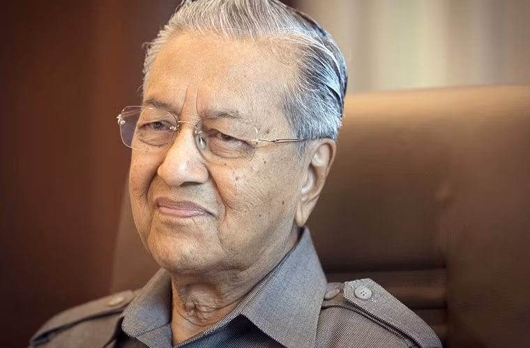 Ngày 31/10/2003, Mahathir bin Mohamad từ chức sau 22 năm nắm quyền, trở thành một trong những nhà lãnh đạo lâu nhất Châu Á. Ảnh: SCMP.