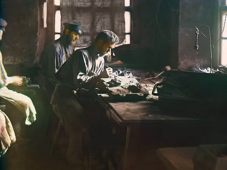 Bên trong nhà máy sắt Kasil năm 1910. Được biết, vào thời điểm đó, nhà máy được thành lập từ năm 1747 này có tới hơn 3.000 công nhân làm việc.