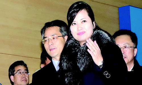 Trưởng phái đoàn tiền trạm của Triều Tiên, nữ ca sĩ Hyon Song Wol, chuẩn bị làm thủ tục xuất cảnh tại Paju, Hàn Quốc ngày 22/1 sau khi kết thúc hai ngày làm việc. Ảnh: REUTERS.