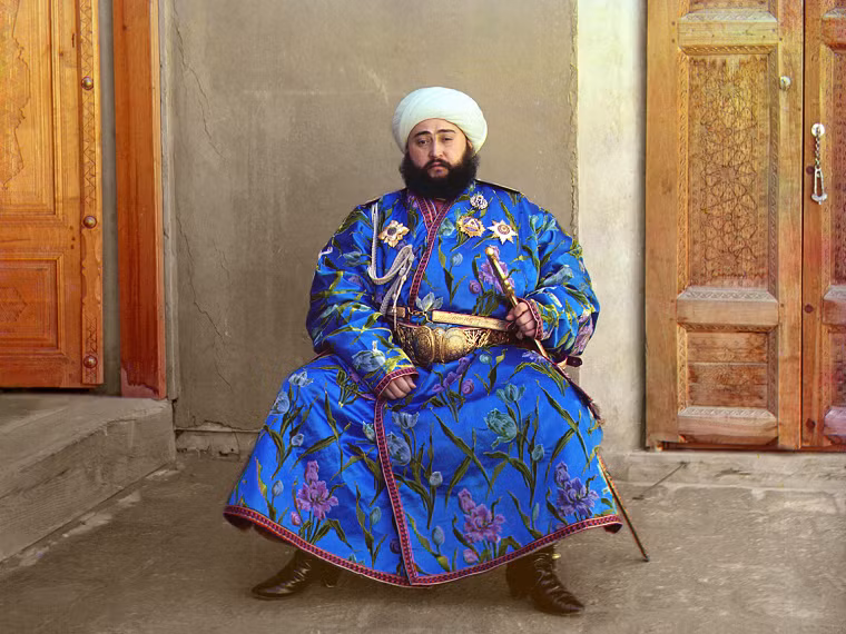 Chân dung Mohammed Alim Khan được nhiếp ảnh gia Prokudin-Gorskii chụp năm 1911. Ông là người cai trị cuối cùng Emirate of Bukhara - một quốc gia Trung Á.