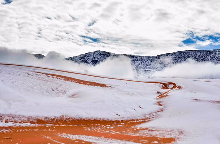 Theo Mirror ngày 8/1, tuyết rơi dày tới 40 cm đã xuất hiện trên một số khu vực của sa mạc Sahara ở Ain Sefra, Algeria. Ảnh: Mirror.