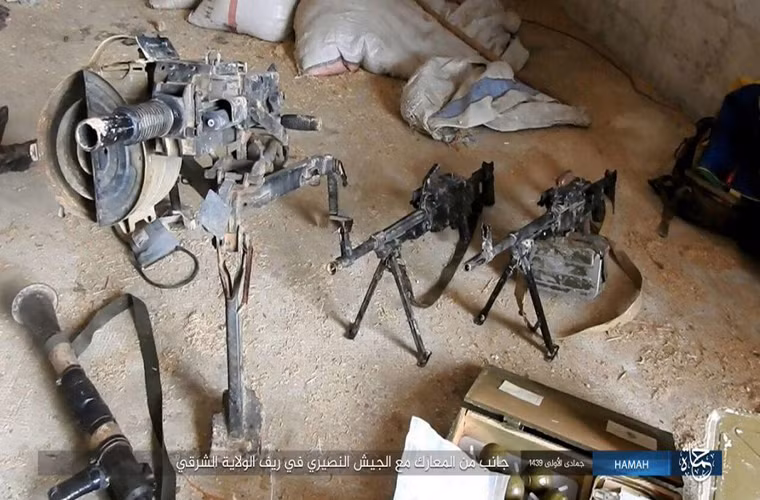 Phiến quân IS không thông báo về số binh sĩ Syria thương vong trong cuộc giao tranh ác liệt này. Tuy nhiên, chúng đã cướp được một số vũ khí, trong đó có hai súng máy cùng bệ phóng rocket, của lực lượng chính phủ Damascus. Ảnh: AMN.