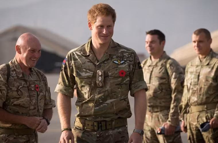 Theo lời kể của Mark Kershaw, một người từng tham chiến tại Afghanistan hồi đó, Hoàng tử Harry là một “cựu chiến binh dũng cảm”. Dù doanh trại của họ bị phiến quân Taliban tấn công bằng tên lửa, Harry không hề tỏ ra nao núng và sợ hãi.