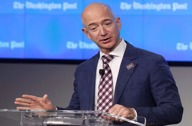 MacKenzie là người chủ động mời Jeff đi ăn trưa. Họ đính hôn sau ba tháng quen biết và quyết định làm đám cưới sau 6 tháng.