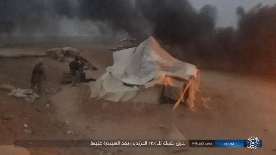 Khói đen bốc lên trong cuộc tấn công của IS ở Deir Ezzor hôm 27/1.