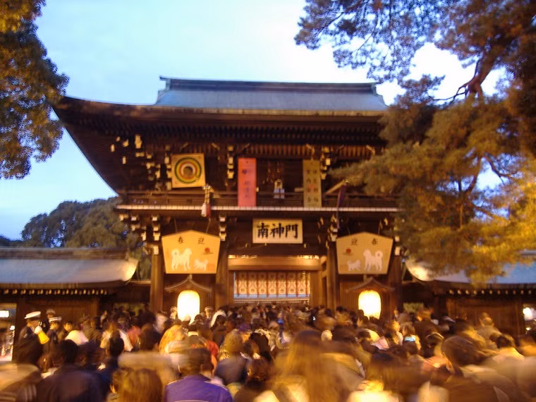 Trong những ngày Tết ở Nhật, các cửa hàng truyền thống fukubukuro thường bày bán những chiếc túi may mắn. Ảnh: kazujapan.