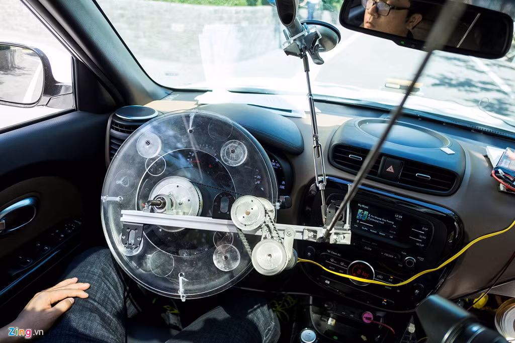 Phần cứng mà FPT tự phát triển là hệ thống điều khiển vô-lăng. Ban đầu, nhóm nghiên cứu đã tác động vào mô tơ của hệ trống trợ lực lái điện nhưng bất thành, gây cháy mô tơ và ECU của xe. Một kỹ sư cho biết, hệ thống điều khiển vô-lăng phức tạp như hiện tại chỉ là tạm thời, sẽ được tối giản trong tương lai.