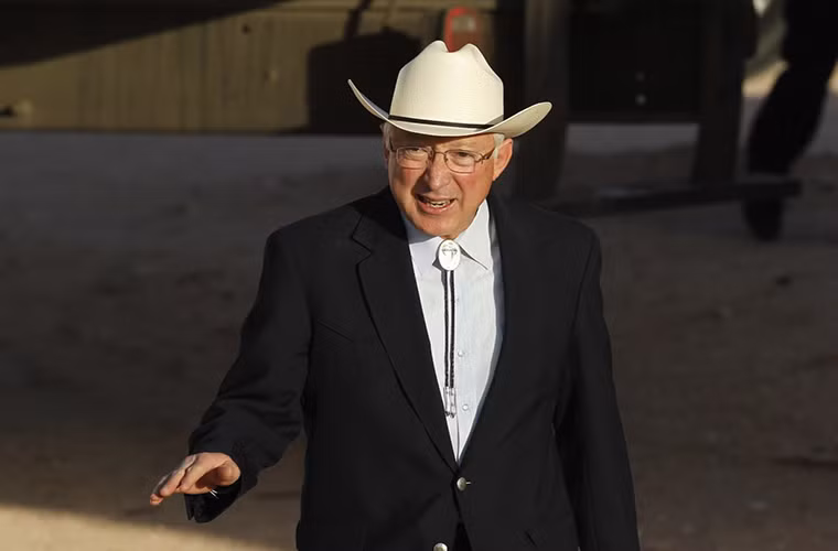 Bộ trưởng Bộ Nội vụ Ken Salazar là “người được chọn” vào năm 2011.