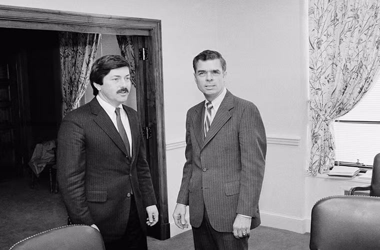 Truyền thống này được cho là bắt đầu từ thập niên 1960. Năm 1986, “người sống sót” là Bộ trưởng Nông nghiệp John Block (phải) đã ở nhà người bạn của ông trên bờ biển Vịnh Montego, Jamaica.