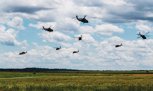 Lính nhảy dù thuộc Sư đoàn 82 của Lục quân Mỹ trong đợt tập trận vào tháng 5/2016. Ảnh: Getty Images.