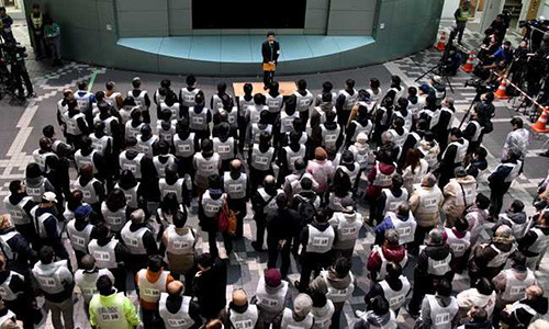 Một nhân viên quân sự đang hướng dẫn cho người dân về nội dung cuộc diễn tập.