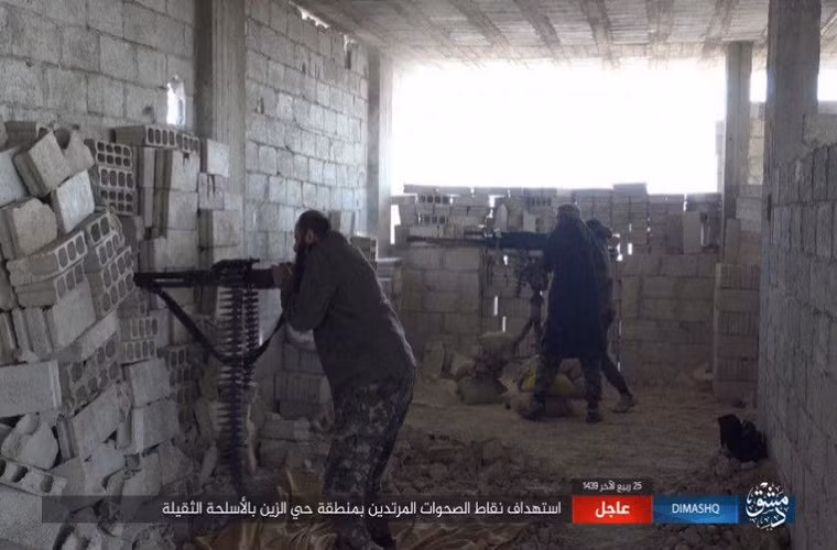 Chúng còn bắt sống một tay súng Jaysh al-Islam và sau đó xử tử công khai. Ảnh: AMN.