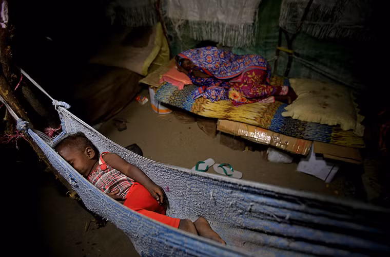 Một bé gái nằm ngủ trong lán trại của gia đình cạnh bãi rác ở Hudaida hồi đầu tháng 1/2017.