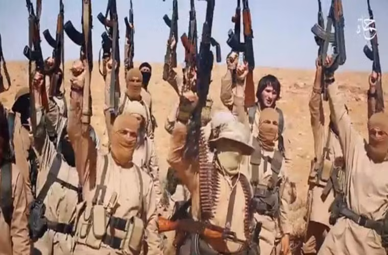 Al Masdar News cho biết thêm, sau khi các tay súng nổi dậy tháo chạy khỏi căn cứ, IS đã đánh chiếm 30 thị trấn trên khắp tỉnh Hama và Aleppo, tuyên bố lập ra một “đế quốc” mới của chúng ở Tây Bắc Syria. Ảnh: AMN.