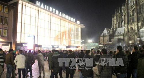 Người di cư chờ bên ngoài Văn phòng các vấn đề xã hội và y tế tại Thủ đô Berlin, Đức. Ảnh: DPA/TTXVN