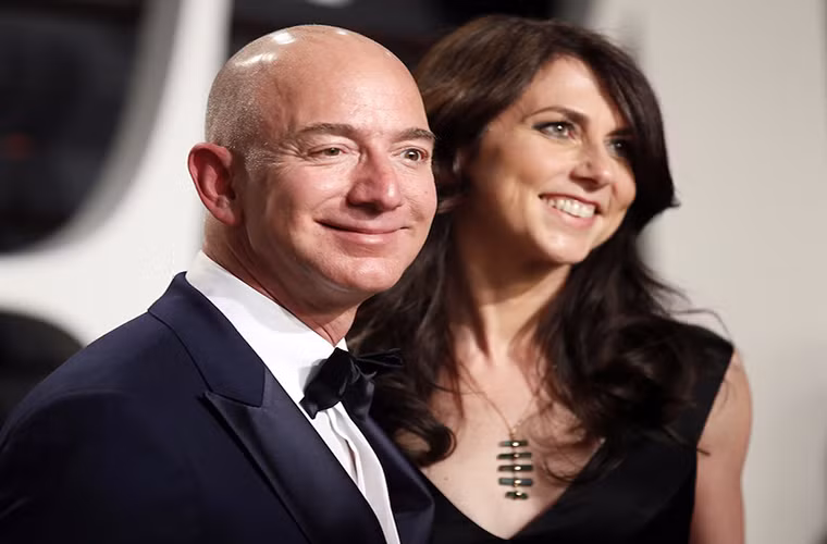 Tỷ phú Jeff Bezos, người giàu nhất thế giới hiện nay, và vợ MacKenzie lần đầu gặp nhau tại công ty quản lý đầu tư D.E.Shaw. Khi đó, MacKenzie là một cộng sự nghiên cứu trong khi Jeff giữ chức Phó Chủ tịch của D.E.Shaw. Được biết, Jeff là người đầu tiên phỏng vấn MacKenzie tại công ty này. (Nguồn ảnh: BI)