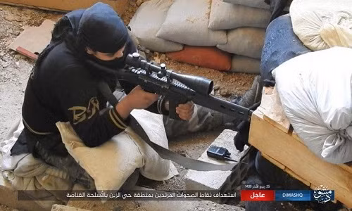 “Sau 12 giờ giao tranh ác liệt, khủng bố IS được cho là đã chiếm được quyền kiểm soát nhiều căn cứ của Jaysh al-Islam trong khu Zein”, nguồn tin cho biết. Ảnh: AMN.