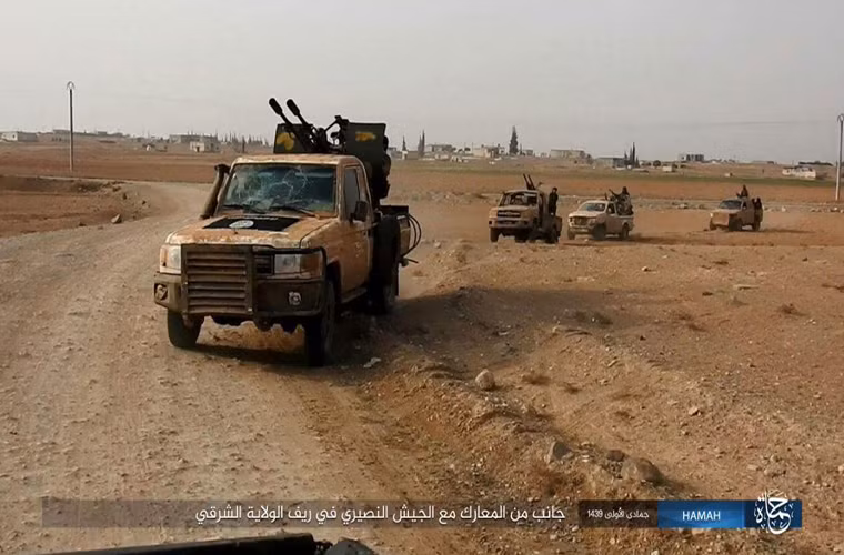 Nguồn tin cho hay, khoảng 10 đến 20 chiến binh IS trên 4 xe quân sự dồn dập nã đạn pháo về phía lực lượng chính phủ Damascus ở vùng nông thôn phía đông bắc Hama. Ảnh: AMN.