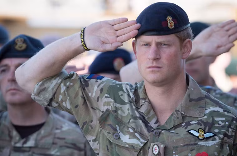 Theo Mirror, mới đây, một đồng đội từng chiến đấu cùng Hoàng tử Harry trên chiến trường Afghanistan đã tiết lộ về những mối nguy hiểm luôn rình rập họ do các cuộc tấn công từ phiến quân Taliban. (Nguồn ảnh: Mirror)