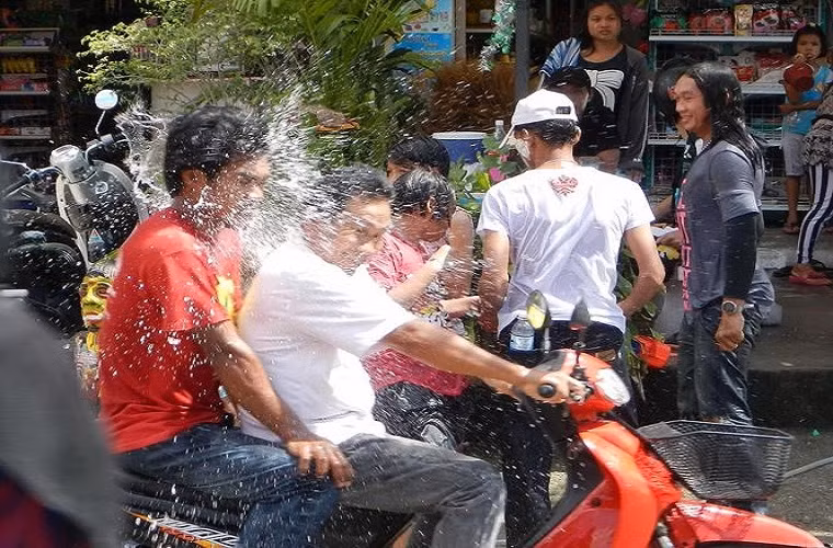 Phong tục đón Tết cổ truyền của Thái Lan nổi tiếng với lễ hội té nước Songkran mừng năm mới. Ảnh: Pattaya Unlimited.
