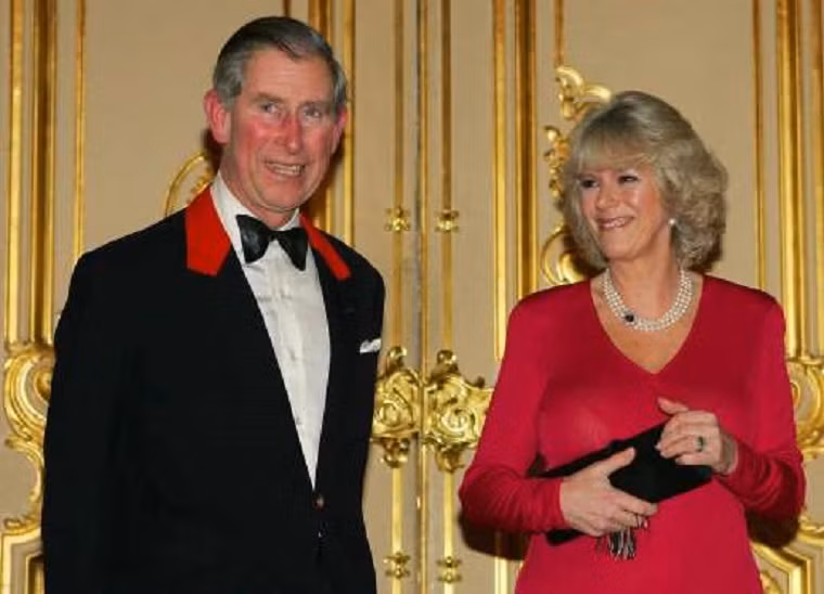 Thái tử Charles đính hôn với Camilla, Nữ công tước xứ Cornwall, tại Lâu đài Windsor năm 2005. Ảnh: Getty.