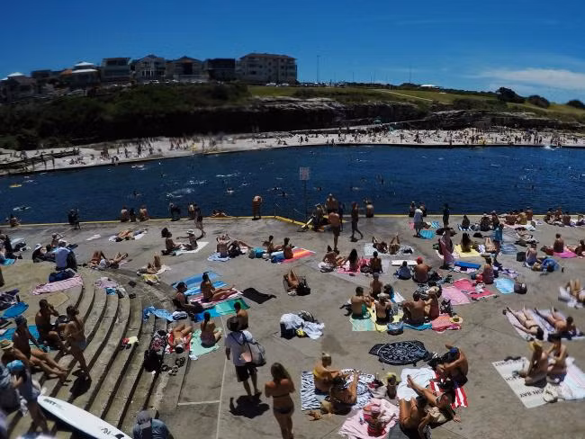 Hàng trăm người tập trung tránh nóng ở Clovelly. Ảnh: News.com.